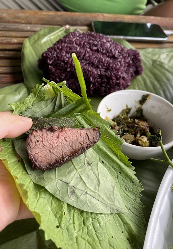 Bœuf grillé enroulé dans des feuilles de moutarde, accompagné de riz gluant à Khau Phạ.