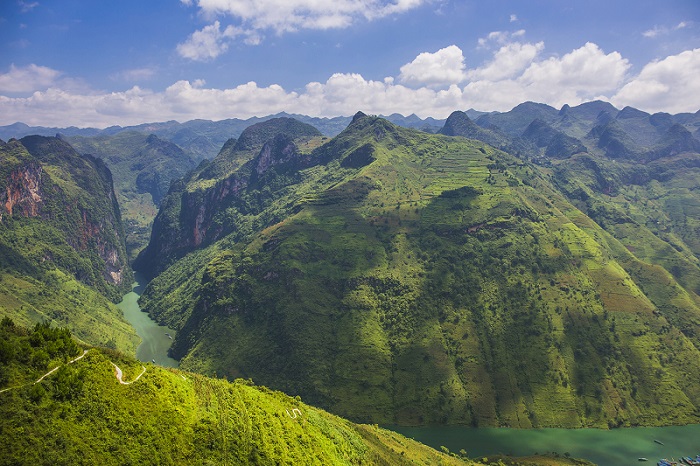 Le fleuve Nho Quế traverse Đồng Văn et Mèo Vạc avant de rejoindre le sông Gâm à Cao Bằng, offrant des paysages spectaculaires.