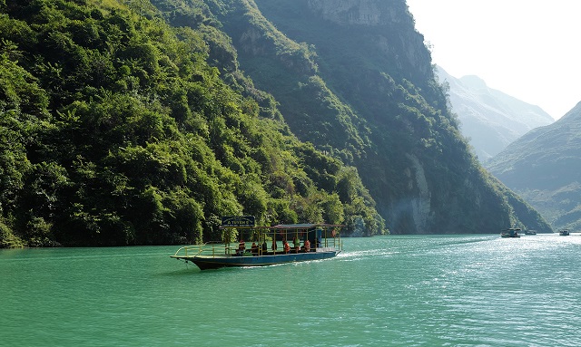 Balade en bateau sur le fleuve Nho Que, district de Meo Vac, province de Ha GIang