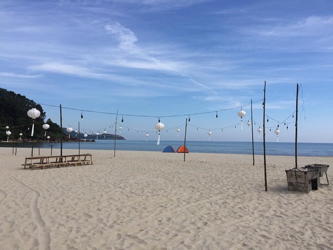 La plage de Cảnh Dương est idéale pour camper et organiser des activités de team building