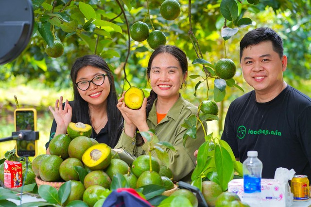 Hana Ban Mê fait des livestreams pour vendre des avocats directement depuis son jardin