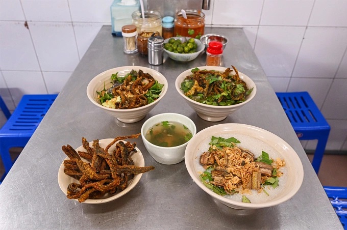 les vermicelles et le porridge de riz à l’anguille