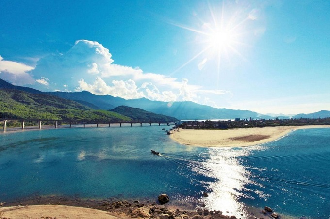 La baie de Lăng Cô vue d’en haut