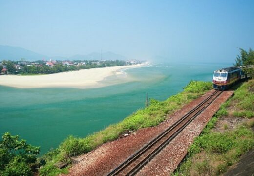 Eau de mer turquoise dans la baie de Lăng Cô
