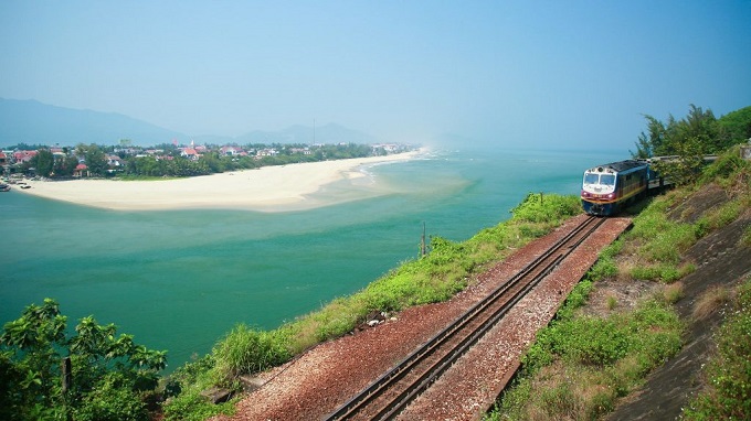 Eau de mer turquoise dans la baie de Lăng Cô