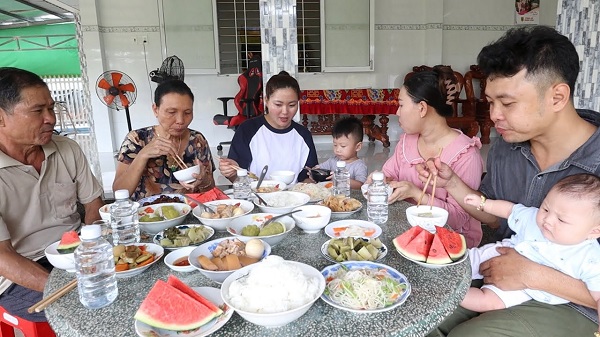 Repas traditionnel vietnamien