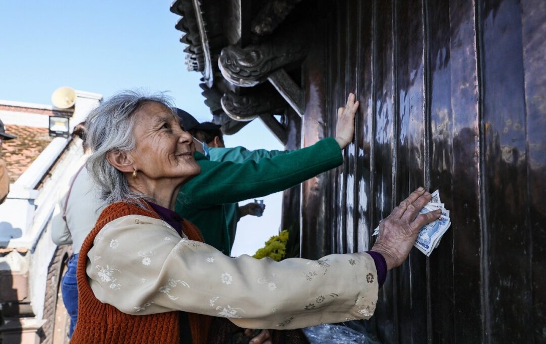 prier_devant_pagode_Dong_montagne_Yen_Tu