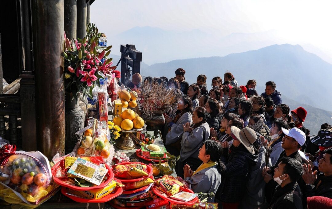 fideles_bouddhistes_montagne_Yen_Tu