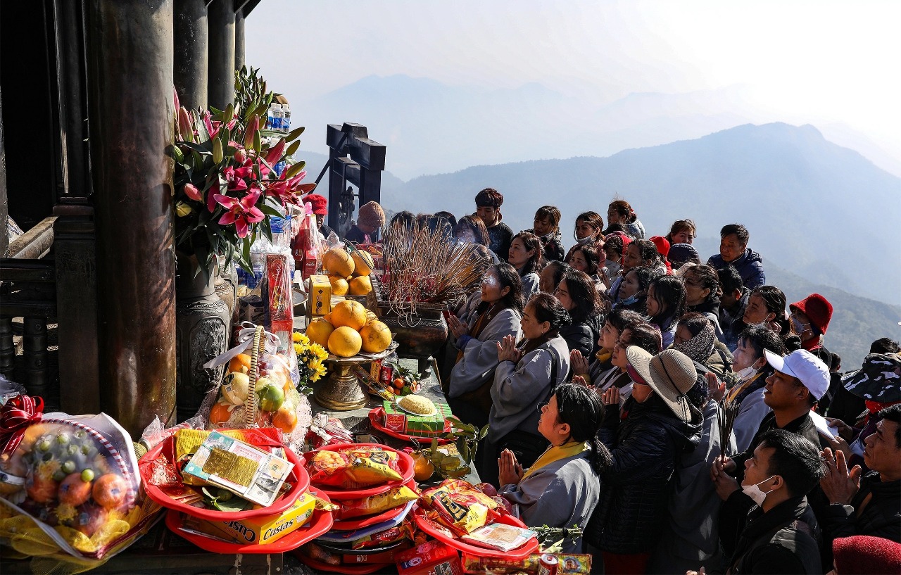 fideles_bouddhistes_montagne_Yen_Tu