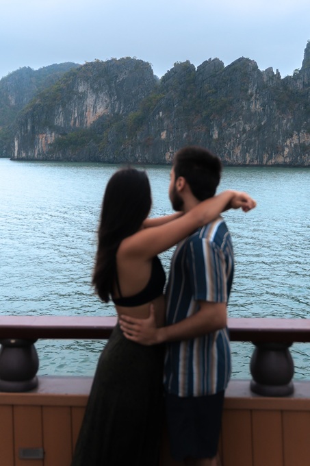 Moment romantique sur la terrasse - baie d'Halong
