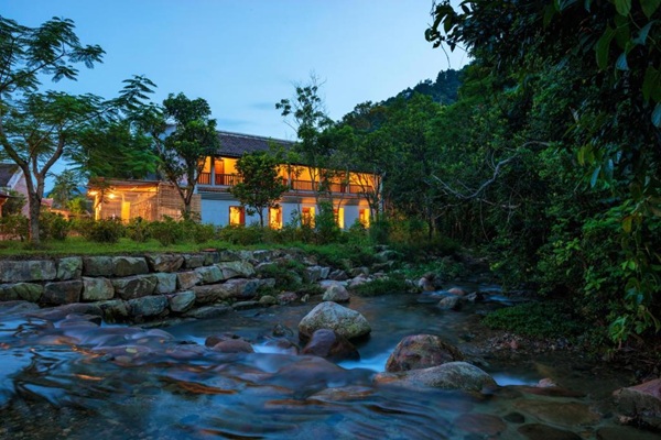 un bloc de bâtiments situé au bord du ruisseau du village Làng Nương Yên Tử