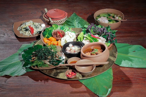 le plateau de repas campagnard au village Làng Nương Yên Tử