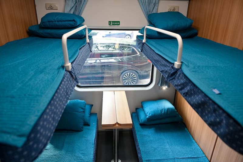 Des cabines couchettes avec télévision individuelle, offrant un espace privé pour se reposer