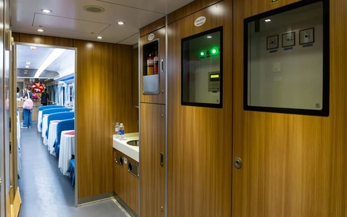 Train Hanoi Da Nang - Des toilettes à aspiration, propres et sans odeur, comme dans un avion.