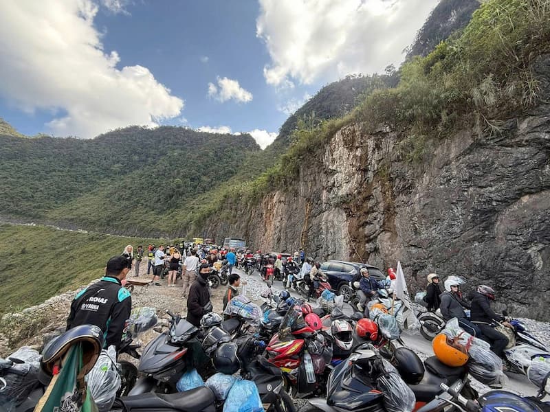 Embouteillages-et-manque-dhebergements-a-Ha-Giang