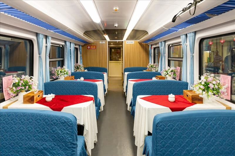 Une voiture-restaurant joliment décorée, avec un menu varié. - train Hanoi Da Nang