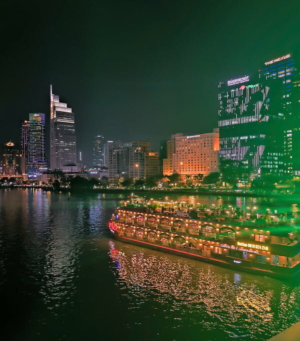 Saigon le soir, vue depuis le pont Ba Son
