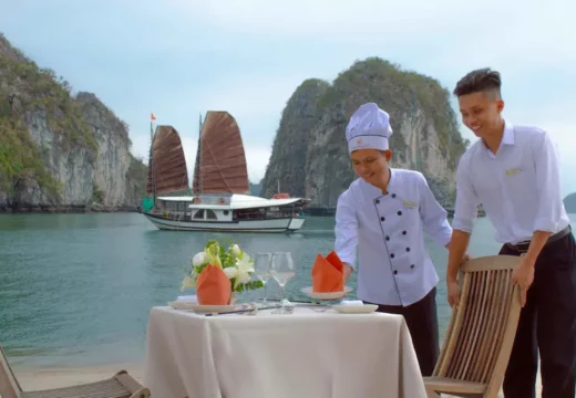 jonque-Amour-1-cabine-baie-Bai-Tu-Long