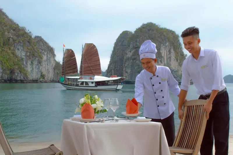 jonque-Amour-1-cabine-baie-Bai-Tu-Long